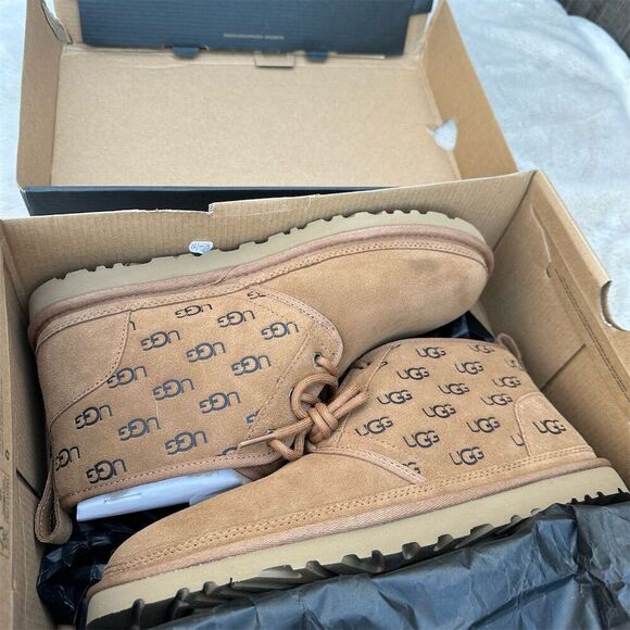 NWT UGG Men's Neumel Embossed Logo Chukka Boots Chestnut Size 11 - Picture 1 of 14